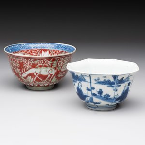 A Chinese blue and white octagonal bowl and a green and red-enamelled blue and white bowl, Jiajing/Chongzhen — 照片 1