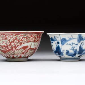 A Chinese blue and white octagonal bowl and a green and red-enamelled blue and white bowl, Jiajing/Chongzhen — 照片 3