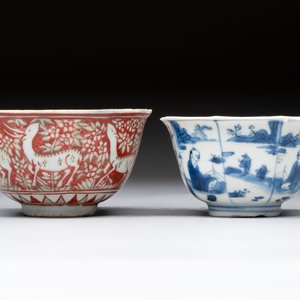 A Chinese blue and white octagonal bowl and a green and red-enamelled blue and white bowl, Jiajing/Chongzhen — 照片 4