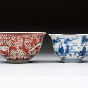 A Chinese blue and white octagonal bowl and a green and red-enamelled blue and white bowl, Jiajing/Chongzhen — 照片 5