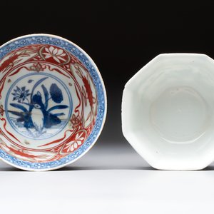 A Chinese blue and white octagonal bowl and a green and red-enamelled blue and white bowl, Jiajing/Chongzhen — 照片 6