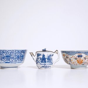 A Chinese blue and white octagonal bowl and teapot and an Imari-style bowl, 18/19th C. — 照片 1
