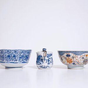 A Chinese blue and white octagonal bowl and teapot and an Imari-style bowl, 18/19th C. — 照片 2