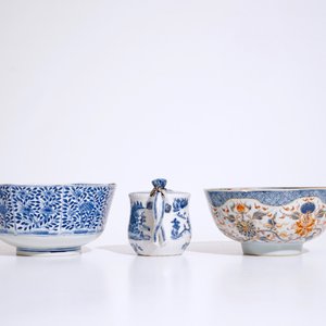 A Chinese blue and white octagonal bowl and teapot and an Imari-style bowl, 18/19th C. — 照片 4