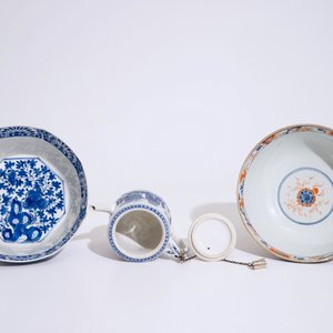 A Chinese blue and white octagonal bowl and teapot and an Imari-style bowl, 18/19th C. — 照片 5