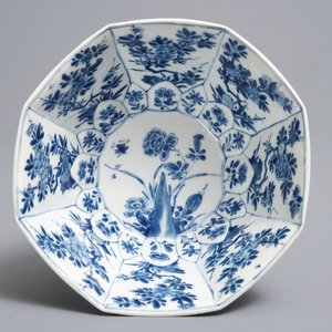 A Chinese blue and white octagonal bowl with floral design, Kangxi — 照片 1