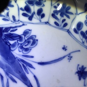 A Chinese blue and white octagonal bowl with floral design, Kangxi — 照片 14