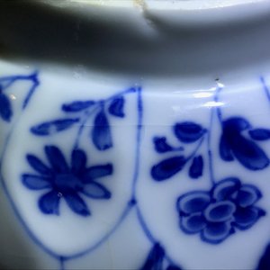 A Chinese blue and white octagonal bowl with floral design, Kangxi — 照片 19