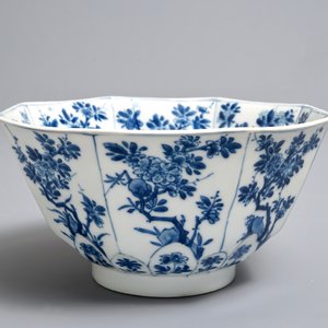 A Chinese blue and white octagonal bowl with floral design, Kangxi — 照片 2