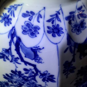 A Chinese blue and white octagonal bowl with floral design, Kangxi — 照片 25