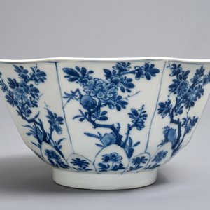 A Chinese blue and white octagonal bowl with floral design, Kangxi — 照片 3
