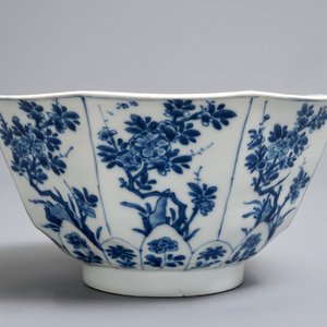 A Chinese blue and white octagonal bowl with floral design, Kangxi — 照片 4