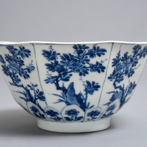 A Chinese blue and white octagonal bowl with floral design, Kangxi — 照片 5