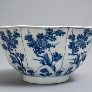 A Chinese blue and white octagonal bowl with floral design, Kangxi — 照片 6