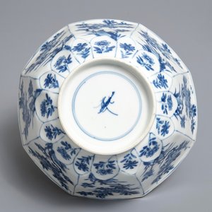 A Chinese blue and white octagonal bowl with floral design, Kangxi — 照片 7