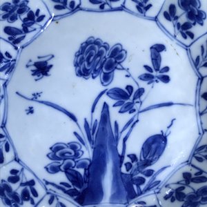 A Chinese blue and white octagonal bowl with floral design, Kangxi — 照片 8