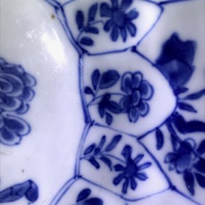 A Chinese blue and white octagonal bowl with floral design, Kangxi — 照片 9