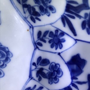 A Chinese blue and white octagonal bowl with floral design, Kangxi — 照片 10
