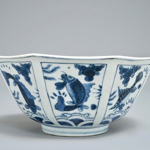 A Chinese blue and white octagonal bowl with various fish, Wanli — photo 1
