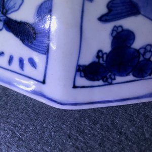 A Chinese blue and white octagonal bowl with various fish, Wanli — photo 14
