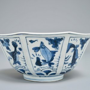 A Chinese blue and white octagonal bowl with various fish, Wanli — photo 2