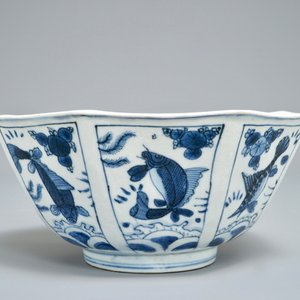 A Chinese blue and white octagonal bowl with various fish, Wanli — photo 3