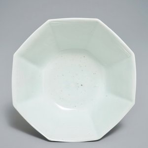 A Chinese blue and white octagonal bowl with various fish, Wanli — photo 5