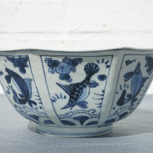 A Chinese blue and white octagonal bowl with various fish, Wanli — photo 8