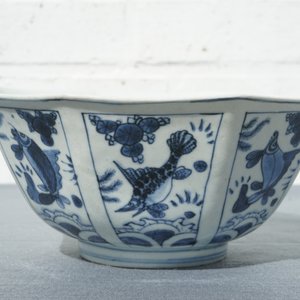 A Chinese blue and white octagonal bowl with various fish, Wanli — photo 10