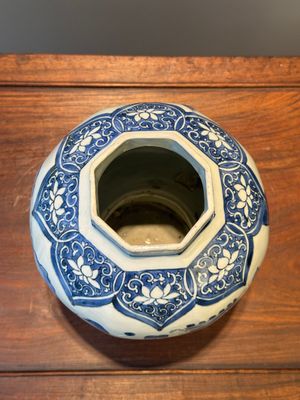 A Chinese blue and white octagonal 'Jia Guan Jin Jue 加官晉爵' vase, Transitional period — 照片 4