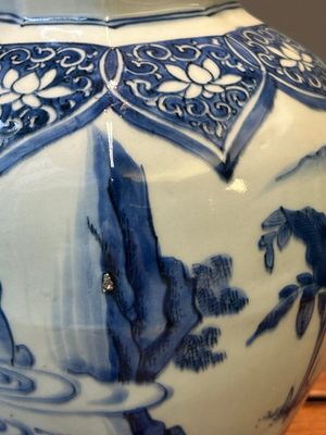 A Chinese blue and white octagonal 'Jia Guan Jin Jue 加官晉爵' vase, Transitional period — 照片 9