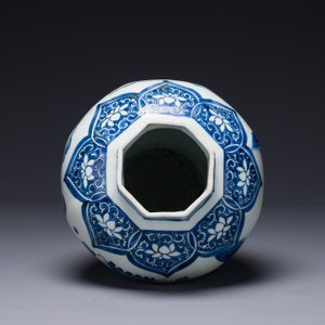 A Chinese blue and white octagonal 'Jia Guan Jin Jue 加官晉爵' vase, Transitional period — 照片 6