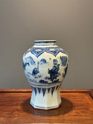 A Chinese blue and white octagonal 'Jia Guan Jin Jue 加官晉爵' vase, Transitional period — 照片 1