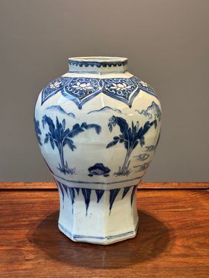 A Chinese blue and white octagonal 'Jia Guan Jin Jue 加官晉爵' vase, Transitional period — 照片 2