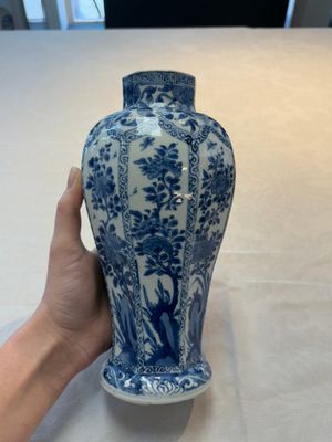 A Chinese blue and white octagonal vase and a plate with floral design, Kangxi — photo 1