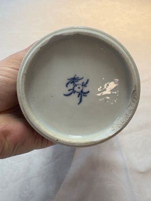 A Chinese blue and white octagonal vase and a plate with floral design, Kangxi — photo 11