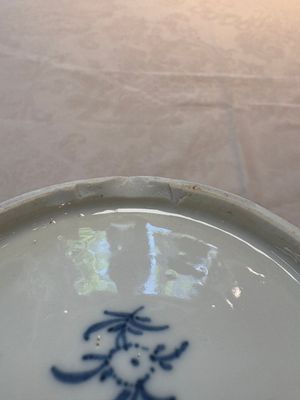 A Chinese blue and white octagonal vase and a plate with floral design, Kangxi — photo 12