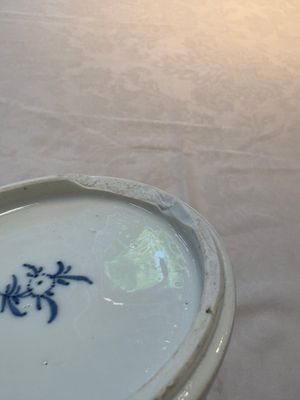 A Chinese blue and white octagonal vase and a plate with floral design, Kangxi — photo 13