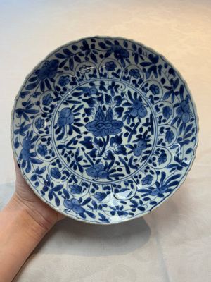 A Chinese blue and white octagonal vase and a plate with floral design, Kangxi — photo 14