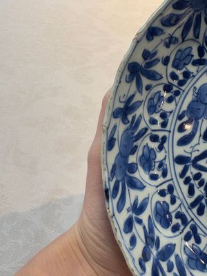 A Chinese blue and white octagonal vase and a plate with floral design, Kangxi — photo 15