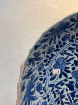A Chinese blue and white octagonal vase and a plate with floral design, Kangxi — photo 16