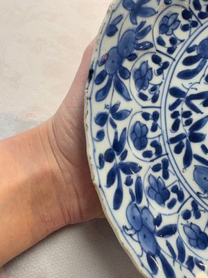 A Chinese blue and white octagonal vase and a plate with floral design, Kangxi — photo 17
