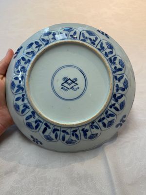 A Chinese blue and white octagonal vase and a plate with floral design, Kangxi — photo 18