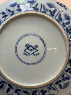 A Chinese blue and white octagonal vase and a plate with floral design, Kangxi — photo 19