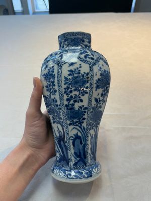 A Chinese blue and white octagonal vase and a plate with floral design, Kangxi — photo 2