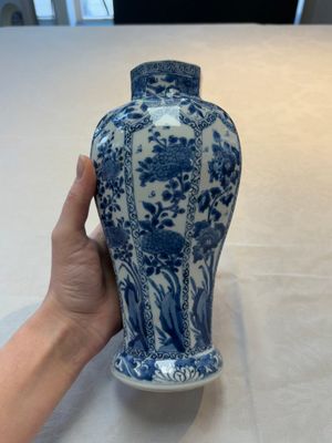 A Chinese blue and white octagonal vase and a plate with floral design, Kangxi — photo 3