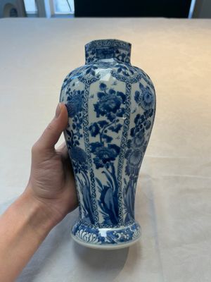 A Chinese blue and white octagonal vase and a plate with floral design, Kangxi — photo 4