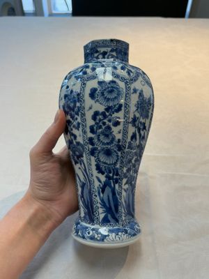 A Chinese blue and white octagonal vase and a plate with floral design, Kangxi — photo 5