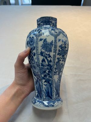 A Chinese blue and white octagonal vase and a plate with floral design, Kangxi — photo 6