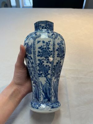 A Chinese blue and white octagonal vase and a plate with floral design, Kangxi — photo 7